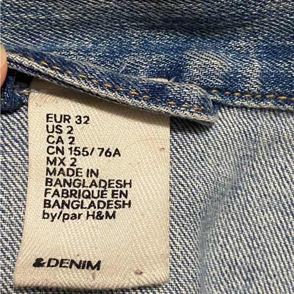 Super cute perfect SUMMER COMPANION H&M Jean Jacket. Size 2. Faded Medium Blue. - Picture 2 of 3